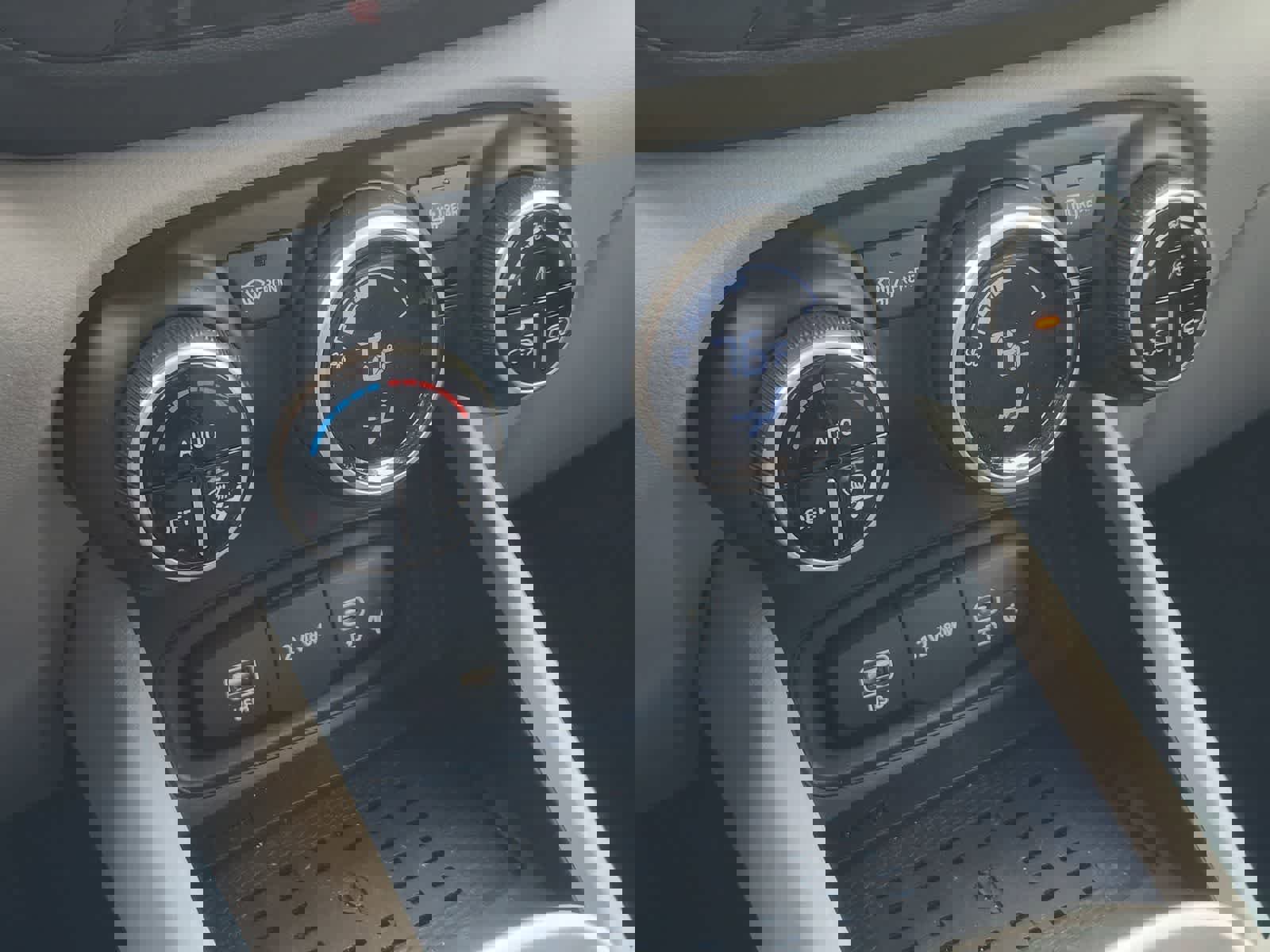 Used 2025 Hyundai Venue Limited image 17