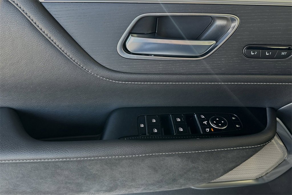 New 2025 INFINITI QX80 Sensory image 8