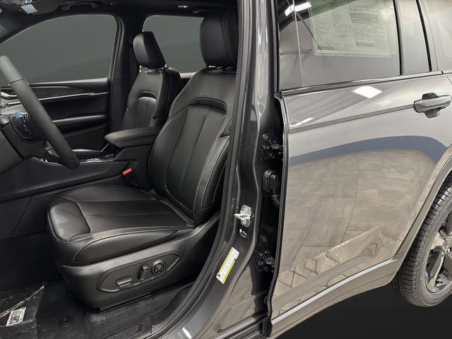 New 2025 Jeep Grand Cherokee Limited w/ Black Appearance Package image 4