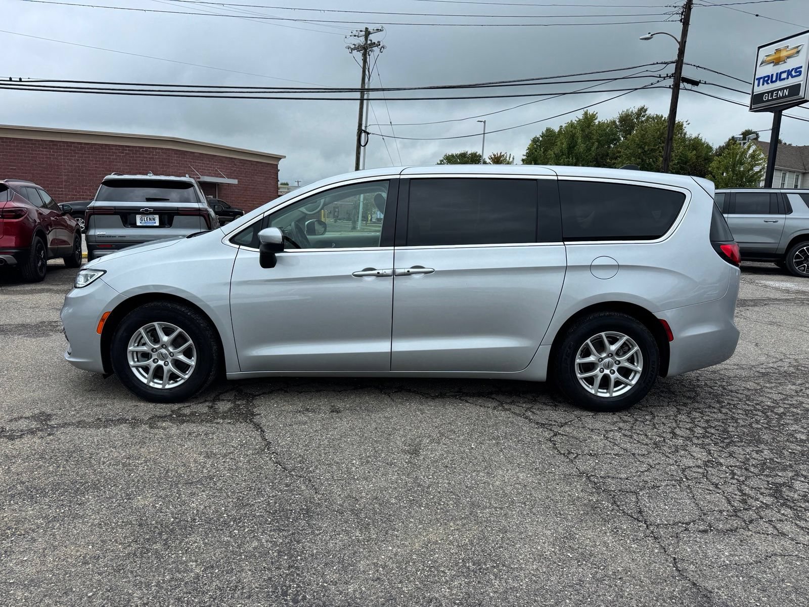 Used 2023 Chrysler Pacifica Touring-L FWD image 3