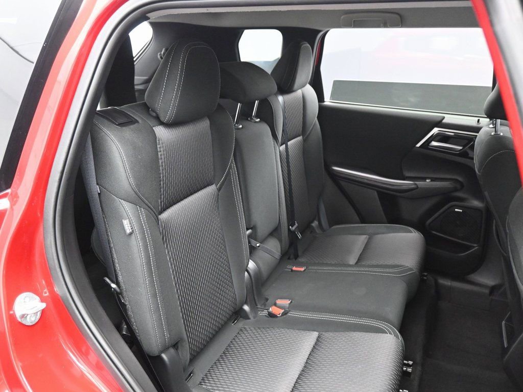 Used 2025 Mitsubishi Outlander ES image 30