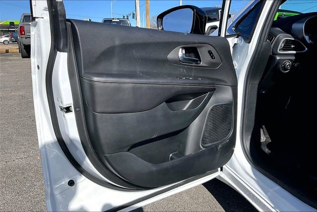 New 2026 Chrysler Pacifica Select image 13