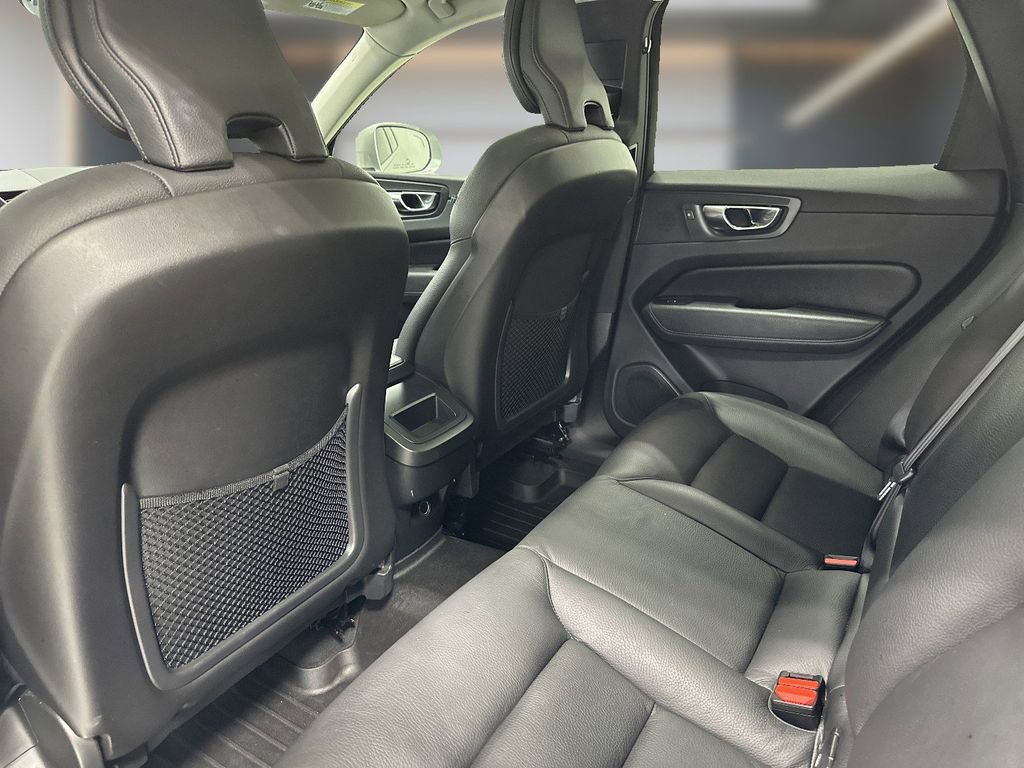 Used 2019 Volvo XC60 T6 Momentum w/ Premium Package image 12