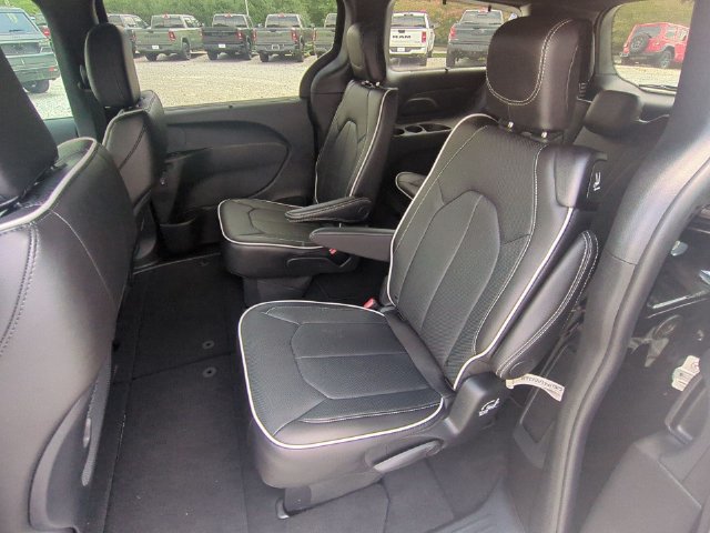 New 2027 Chrysler Pacifica Limited w/ Family Tech Group FWD image 29