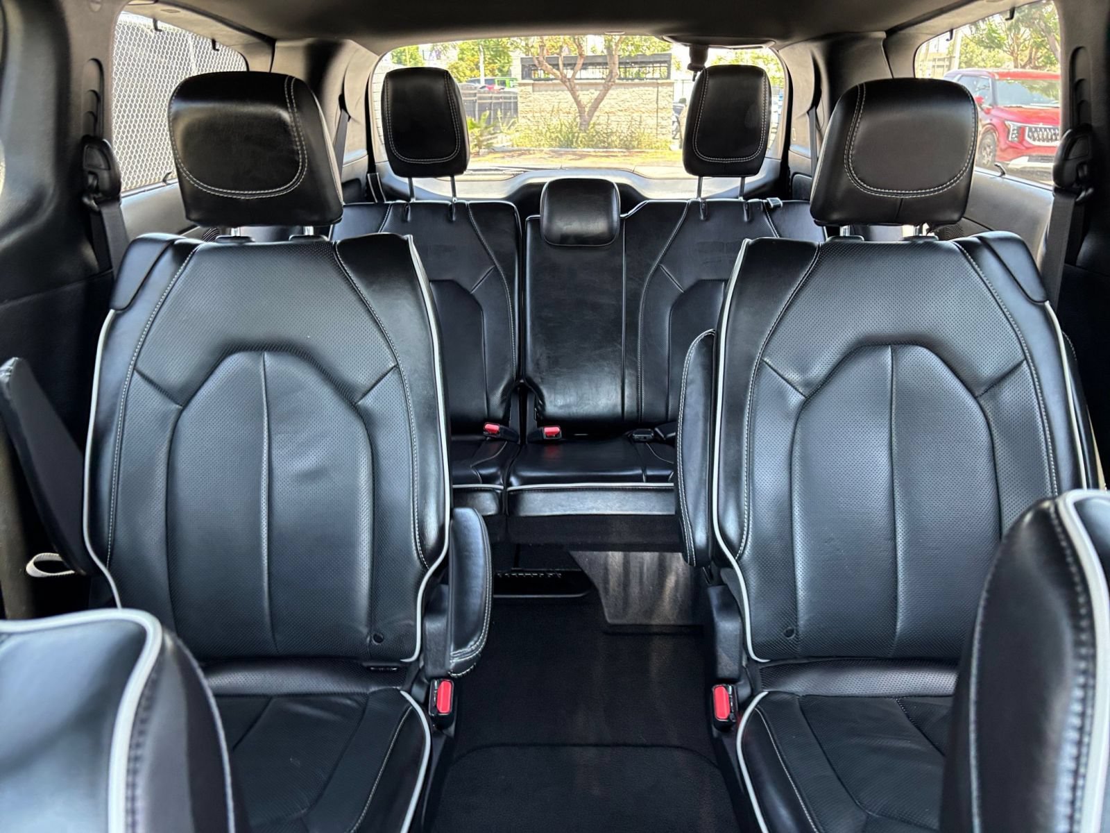 Used 2025 Chrysler Pacifica Limited FWD image 41