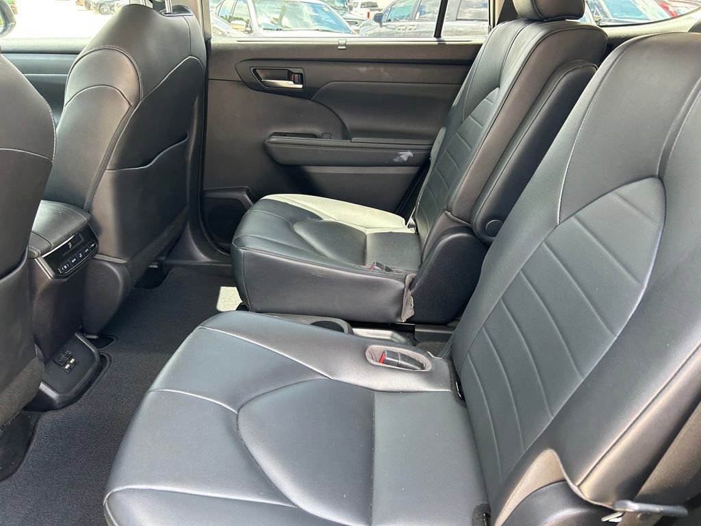 Used 2020 Toyota Highlander XLE FWD image 17