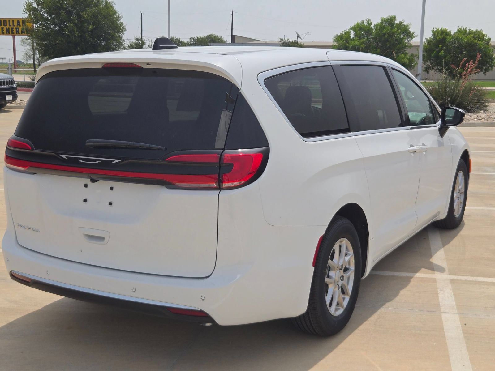 New 2027 Chrysler Pacifica Select FWD image 3