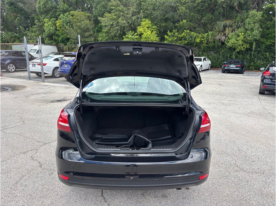 Used 2018 Ford Focus SE w/ SE Appearance Package FWD image 32