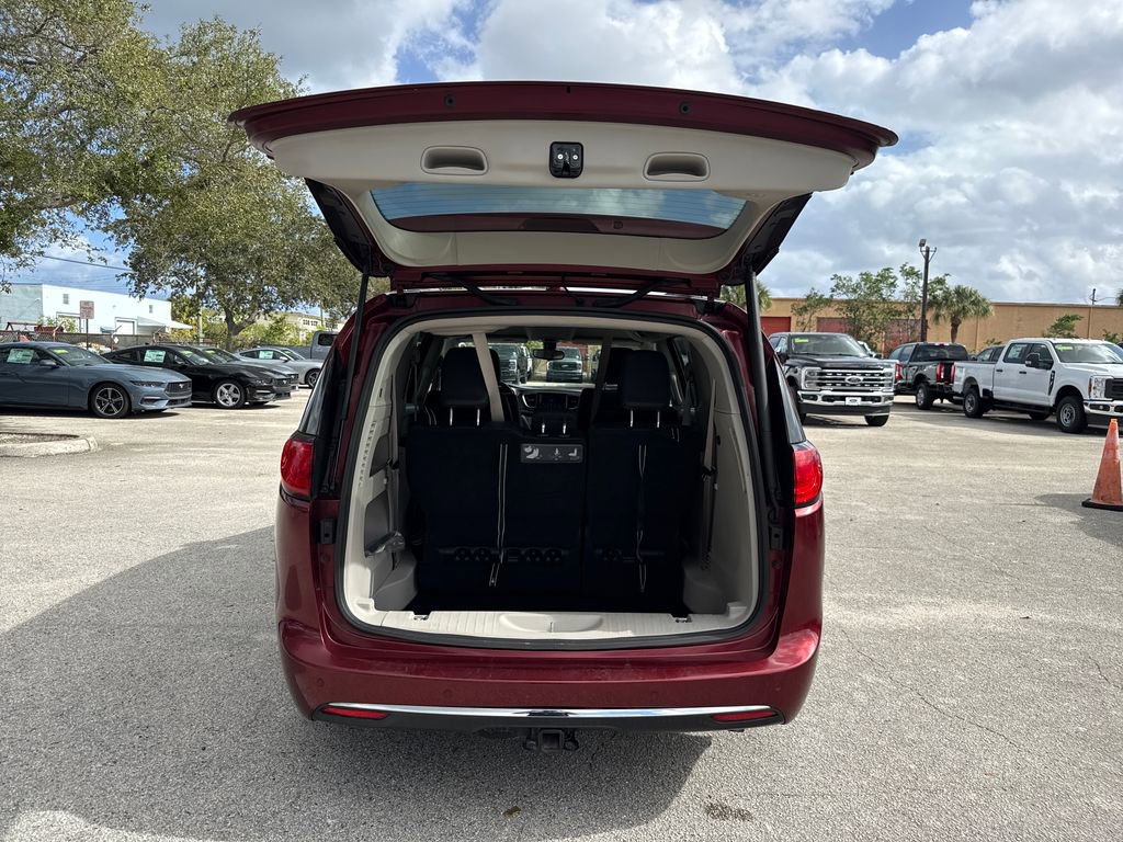 Used 2018 Chrysler Pacifica Touring-L image 26