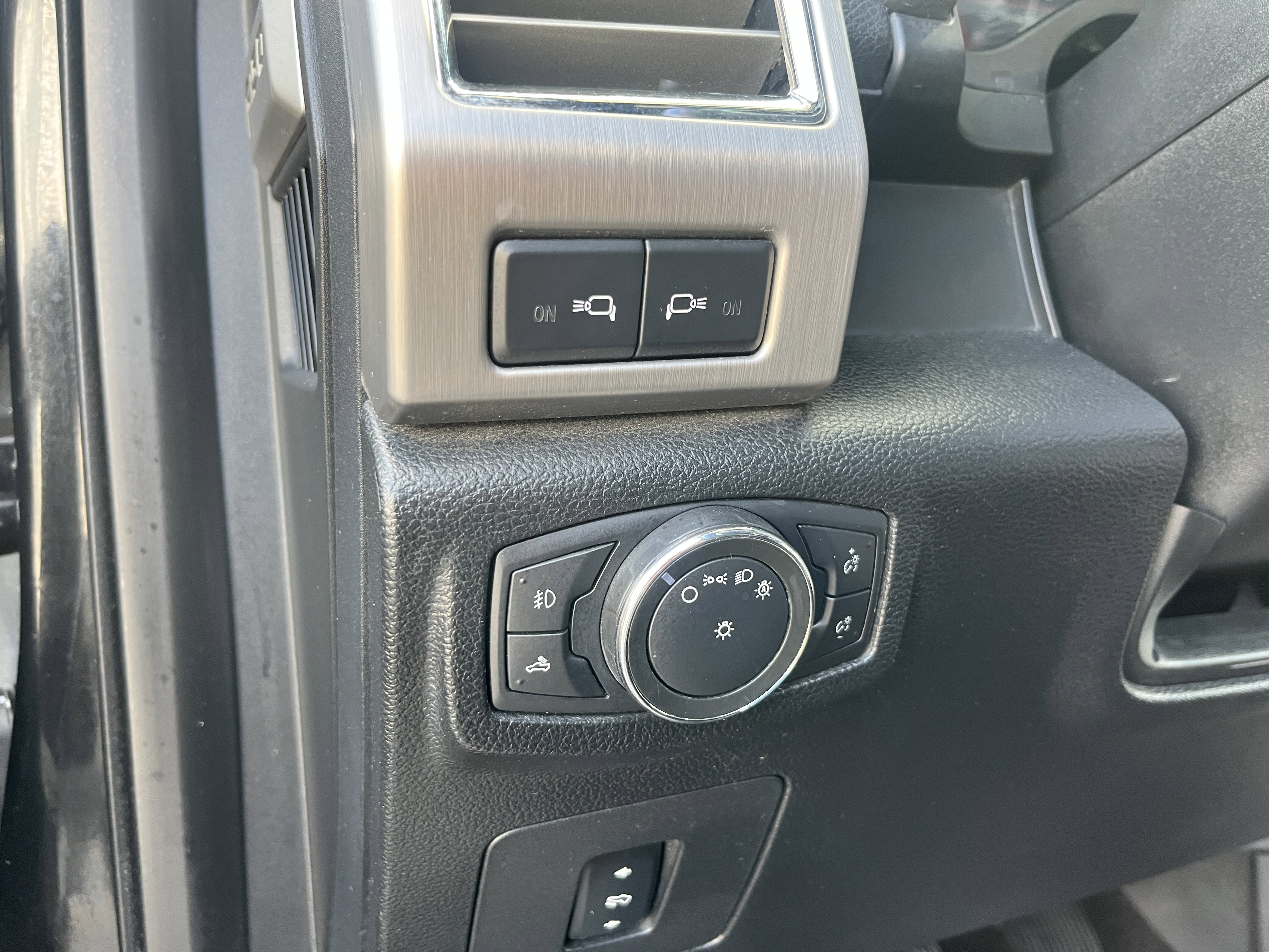 Used 2015 Ford F150 Platinum w/ Equipment Group 701A Luxury AWD/4WD image 17