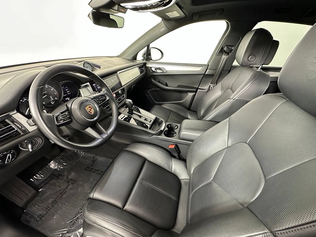 Certified 2025 Porsche Macan w/ Premium Package Plus AWD/4WD image 4