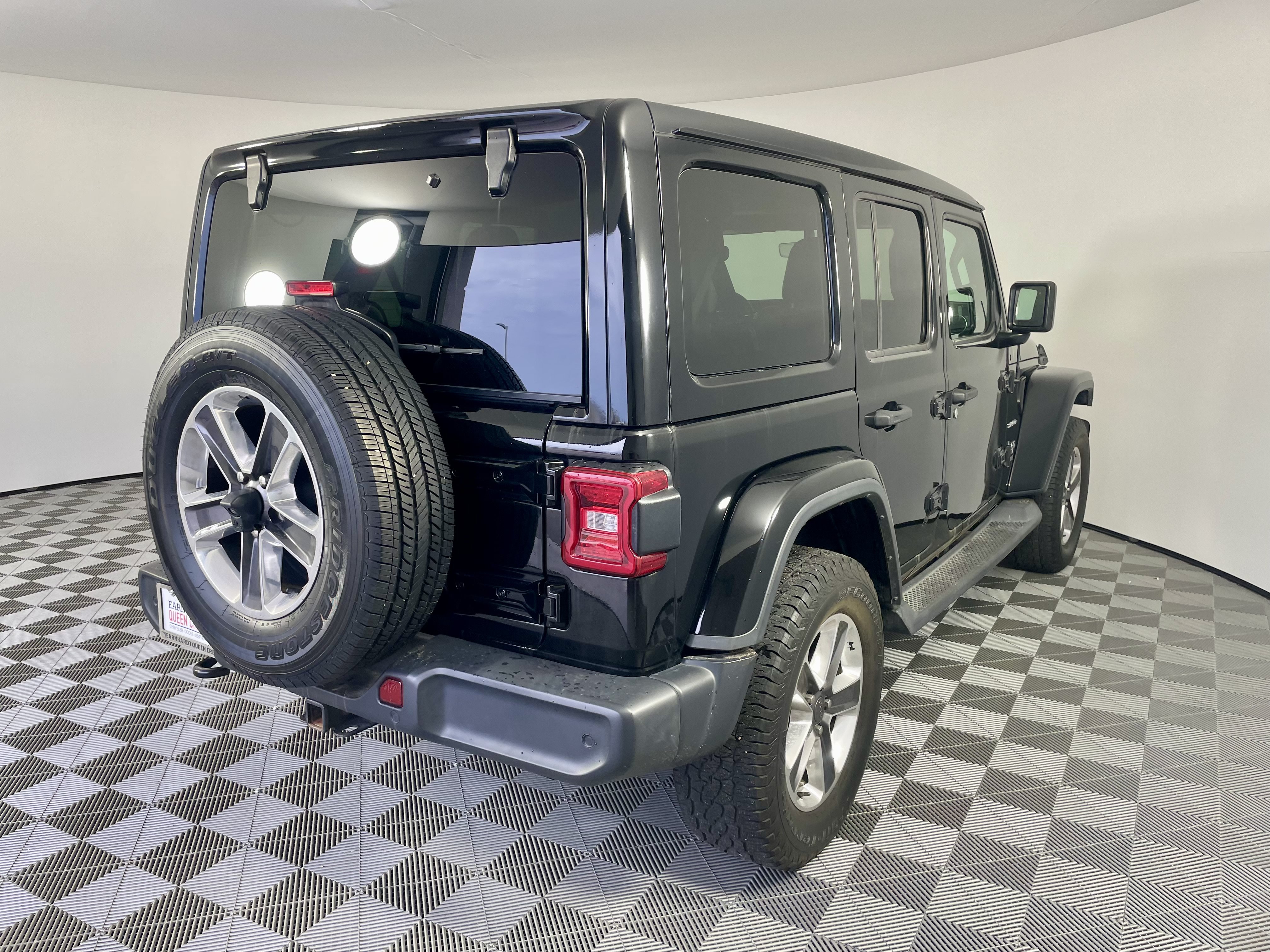 Used 2018 Jeep Wrangler Unlimited Sahara AWD/4WD image 5