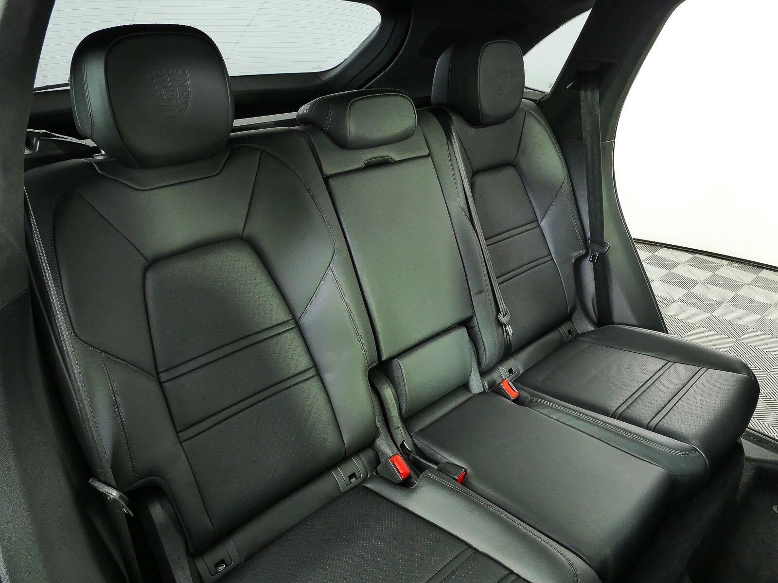 Certified 2025 Porsche Cayenne GTS AWD/4WD image 21