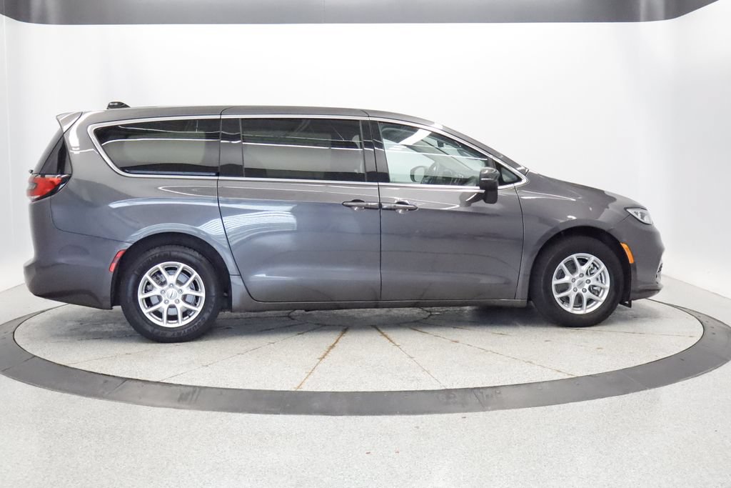 Certified 2023 Chrysler Pacifica Touring-L FWD image 8