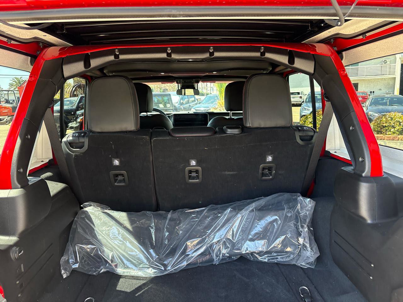 Used 2024 Jeep Wrangler Unlimited Rubicon w/ XTREMEE 35" Tire Package AWD/4WD image 12