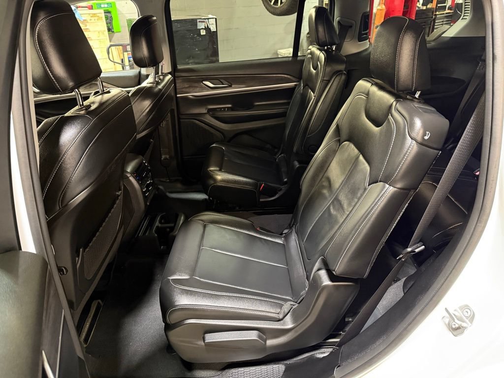 Used 2023 Jeep Grand Cherokee L Limited w/ Black Appearance Package AWD/4WD image 22