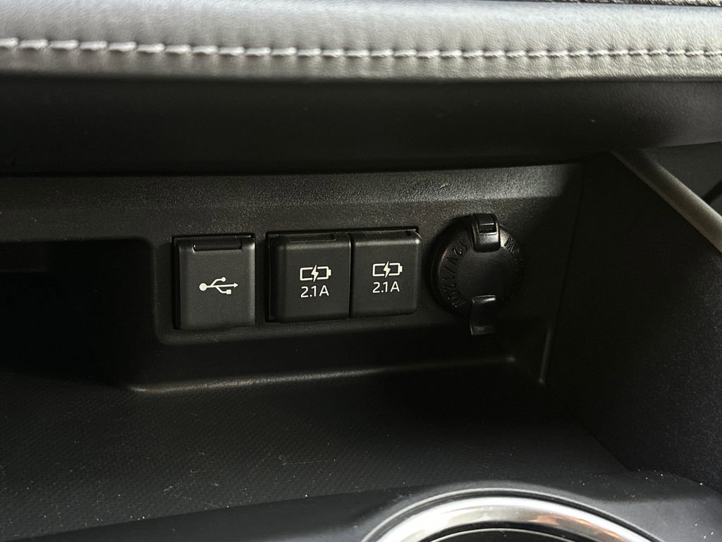 Used 2021 Toyota Highlander LE AWD/4WD image 27