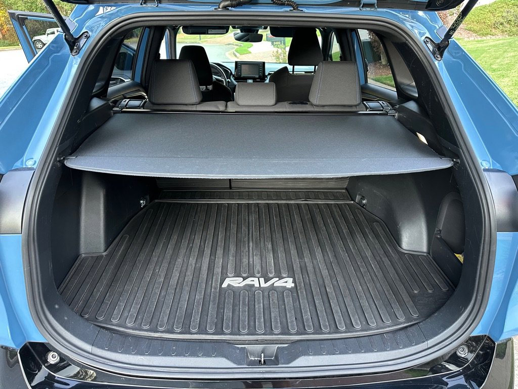 Used 2022 Toyota RAV4 SE image 11