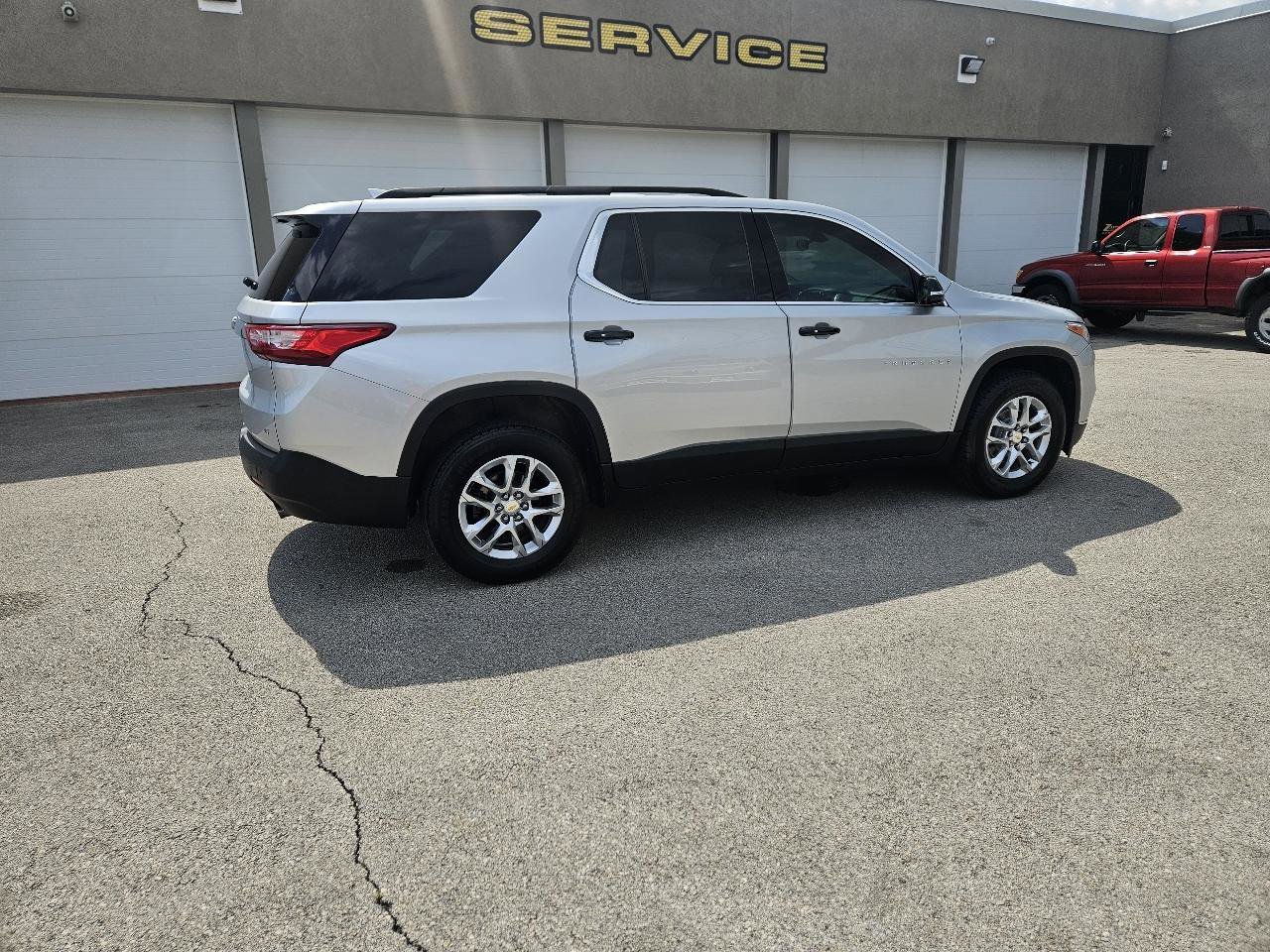Used 2019 Chevrolet Traverse LT FWD image 3