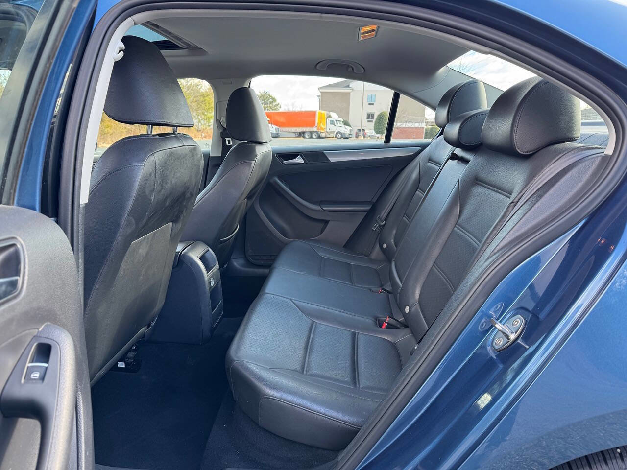 Used 2015 Volkswagen Jetta SE FWD image 17
