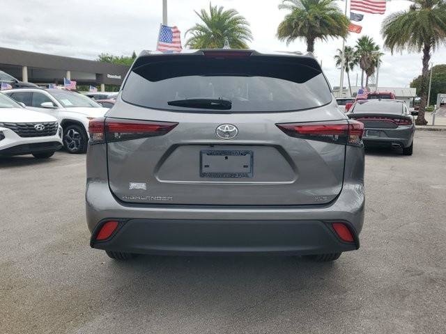 Used 2025 Toyota Highlander XLE FWD image 6