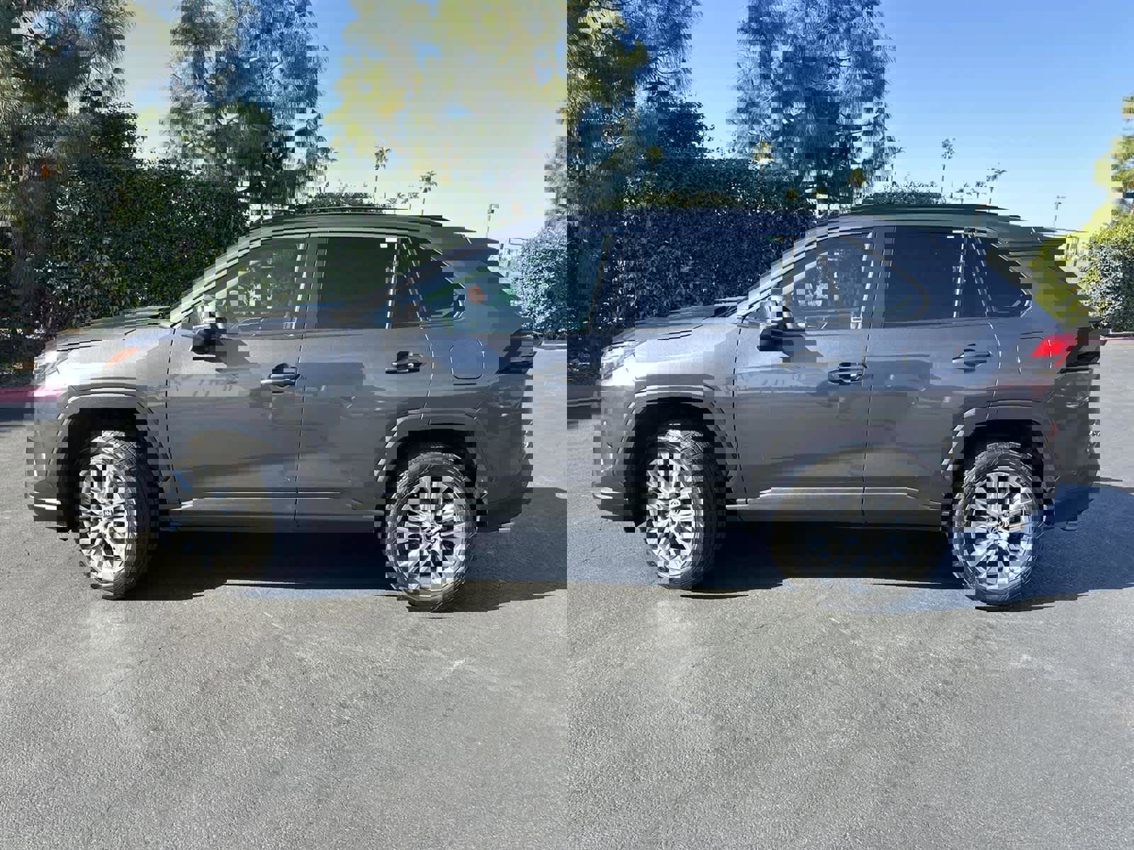 Used 2022 Toyota RAV4 XLE Premium image 3