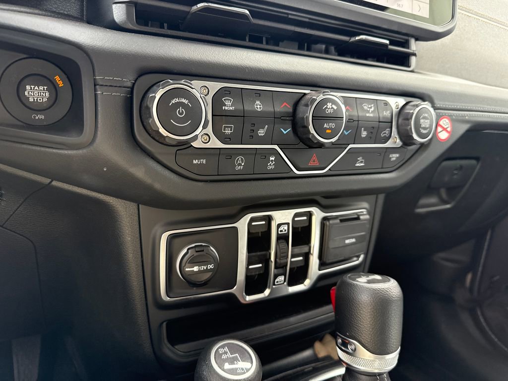 Used 2025 Jeep Wrangler Unlimited Sahara AWD/4WD image 16