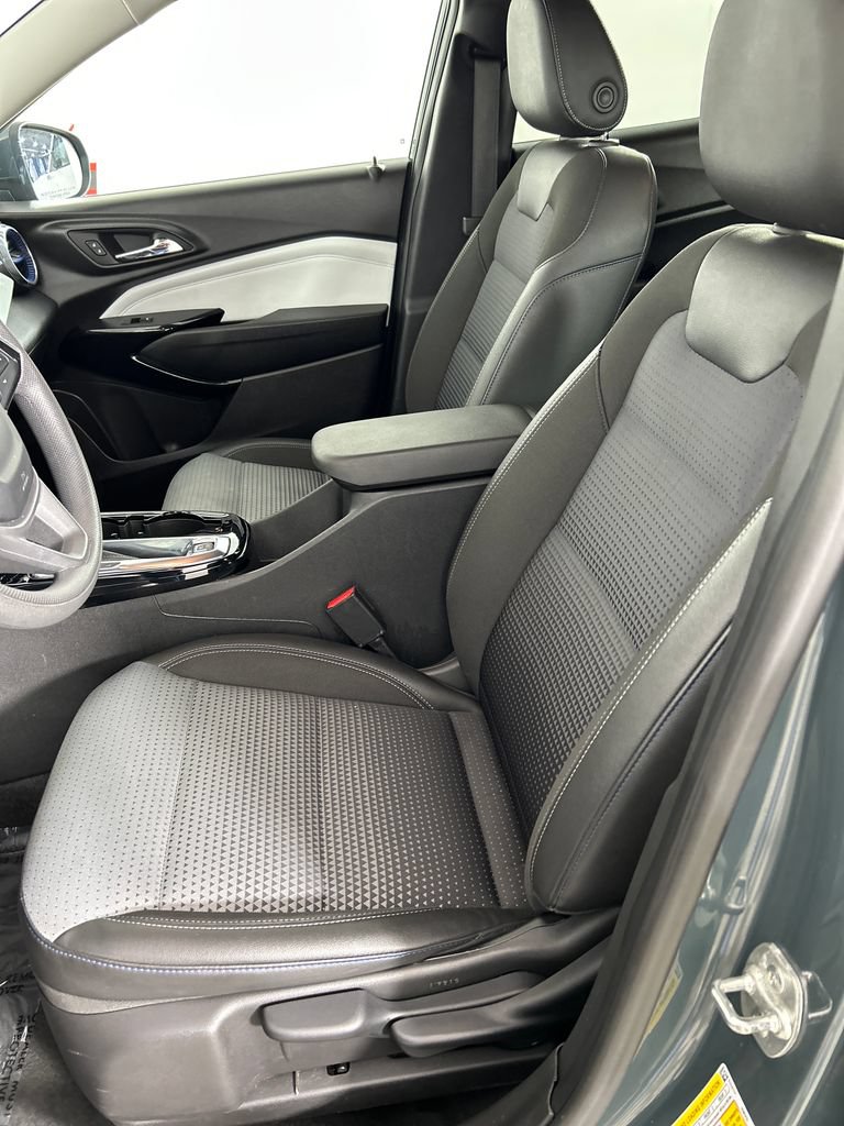 Used 2025 Chevrolet Trax LT FWD image 12