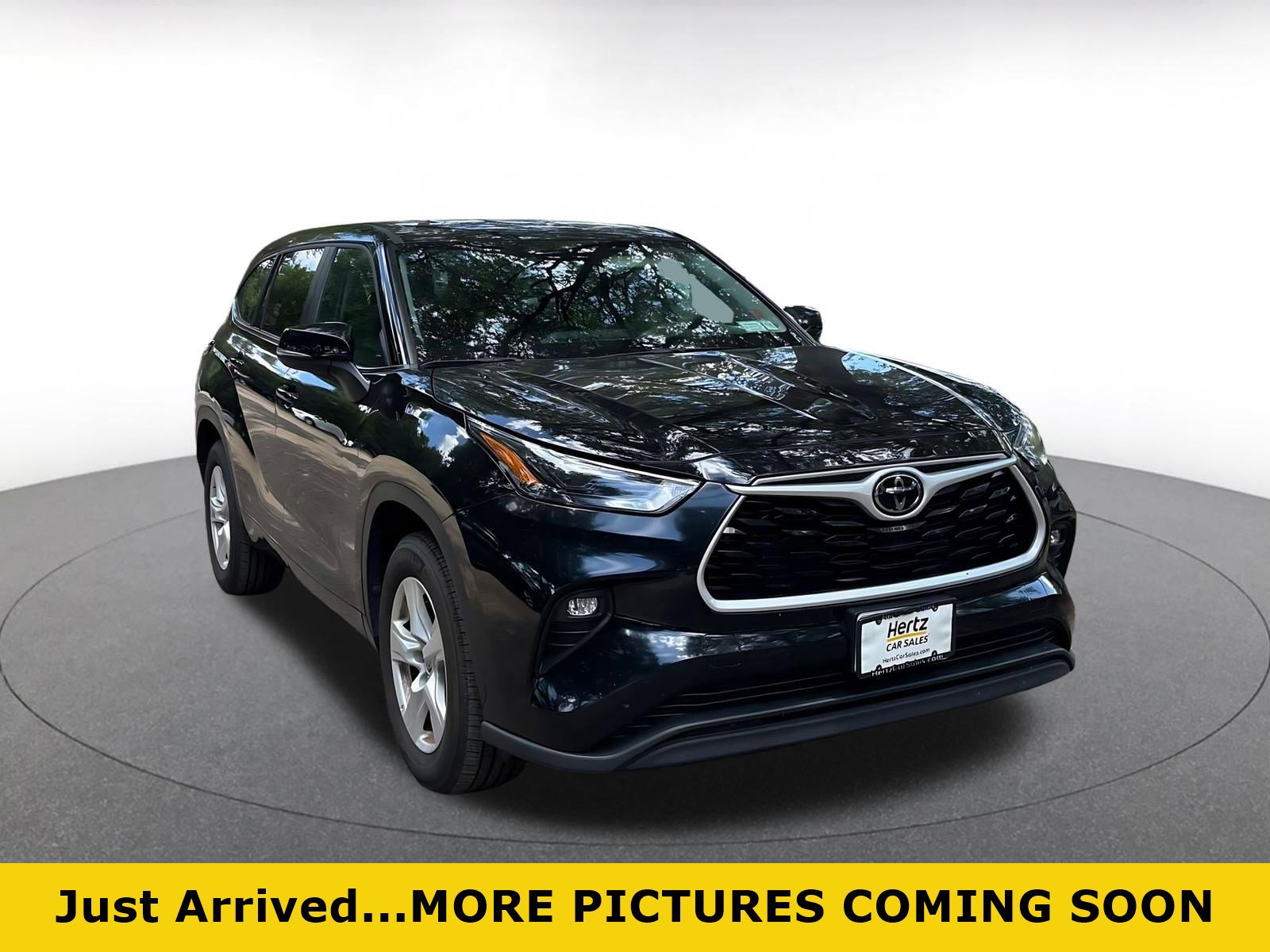 Used 2025 Toyota Highlander LE FWD image 1