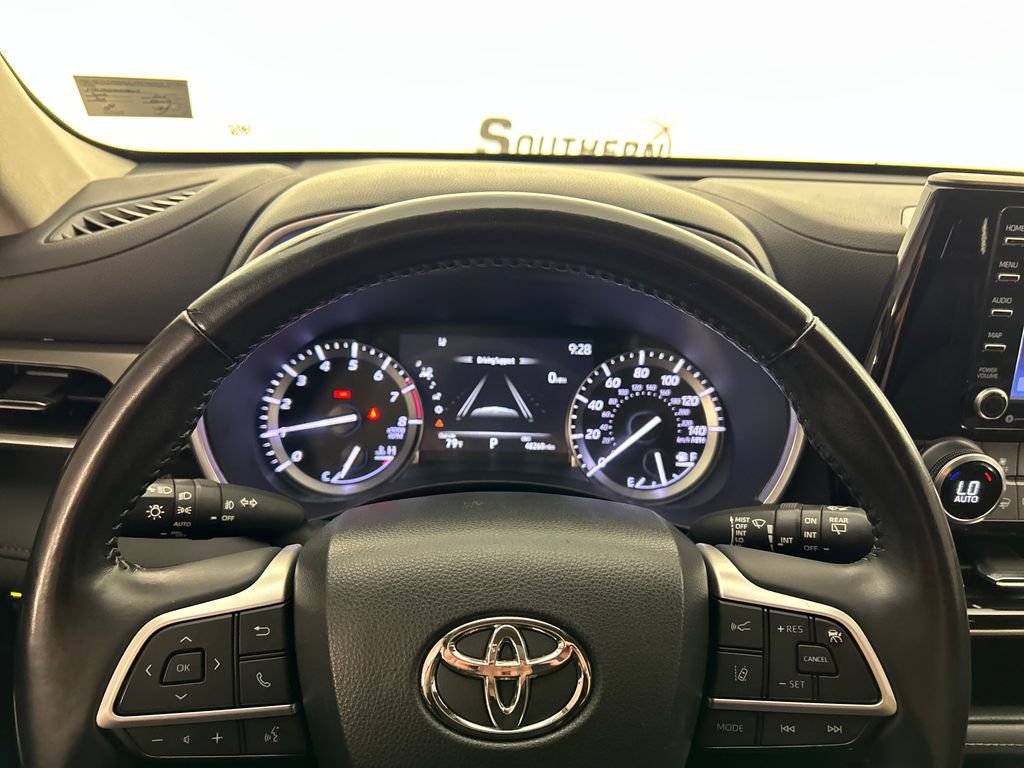Used 2022 Toyota Highlander XLE FWD image 13