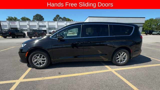 Used 2025 Chrysler Pacifica Select FWD image 5