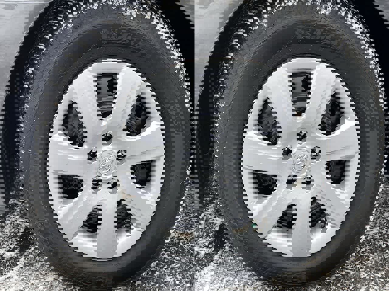 Used 2010 Toyota Camry LE image 32