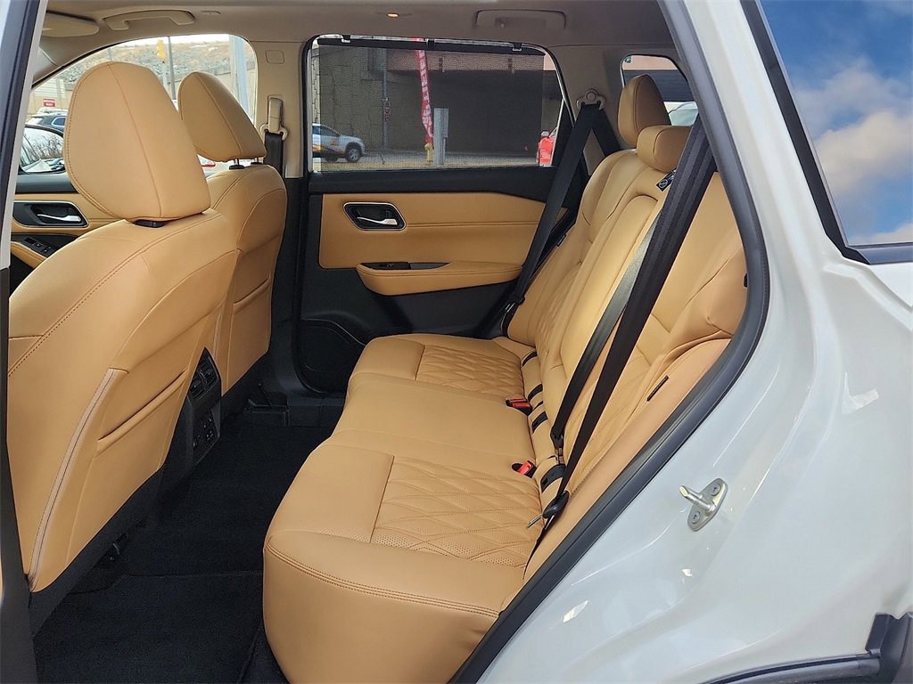 Certified 2022 Nissan Rogue Platinum w/ Head-Up Display Package image 11