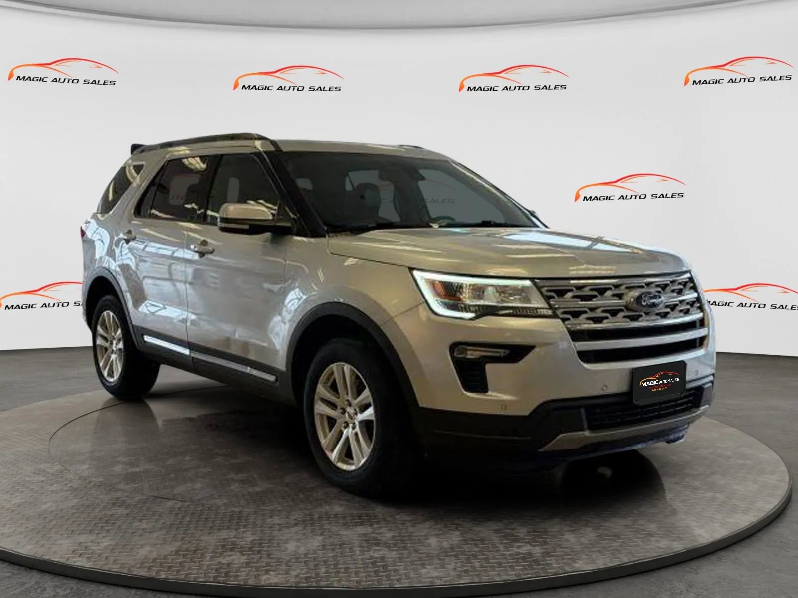 Used 2019 Ford Explorer XLT w/ Equipment Group 202A image 3