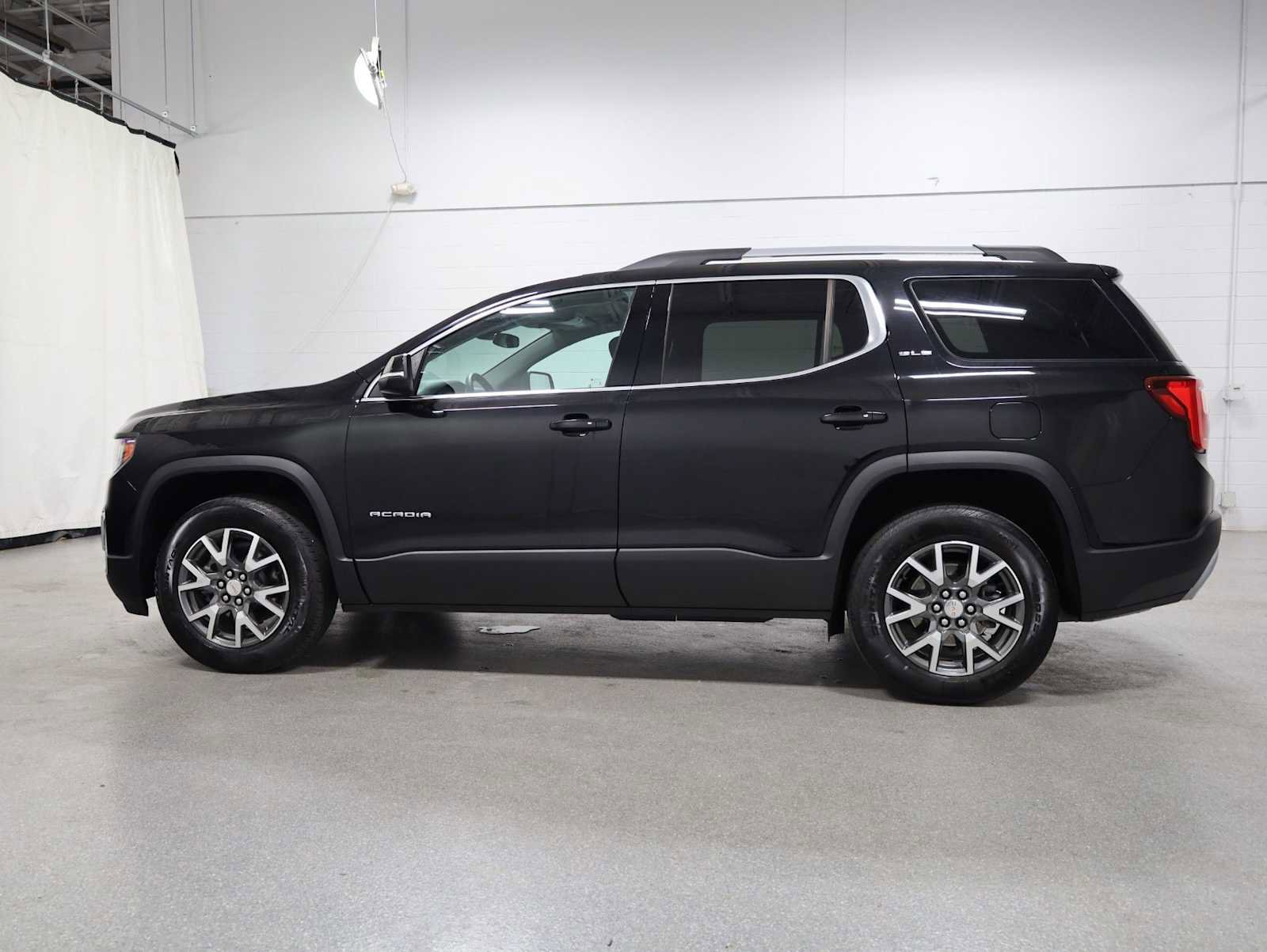 Used 2023 GMC Acadia SLE w/ Driver Convenience Package FWD image 2