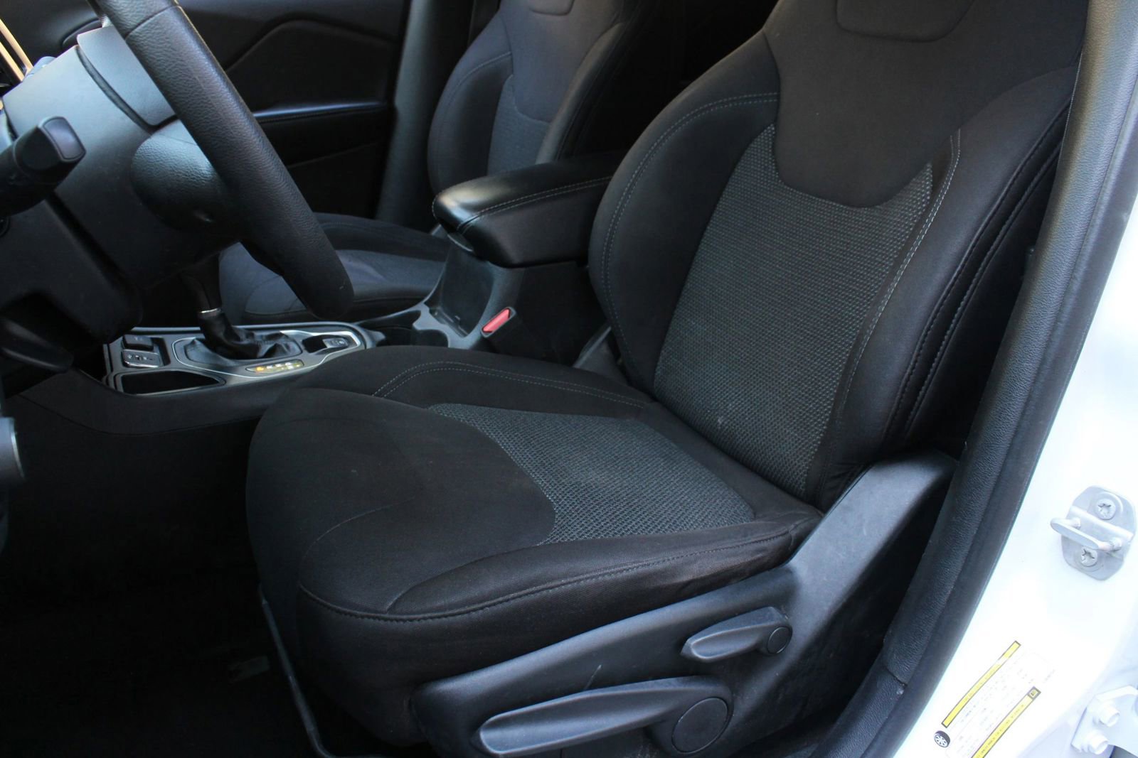 Used 2020 Jeep Cherokee Latitude FWD image 16