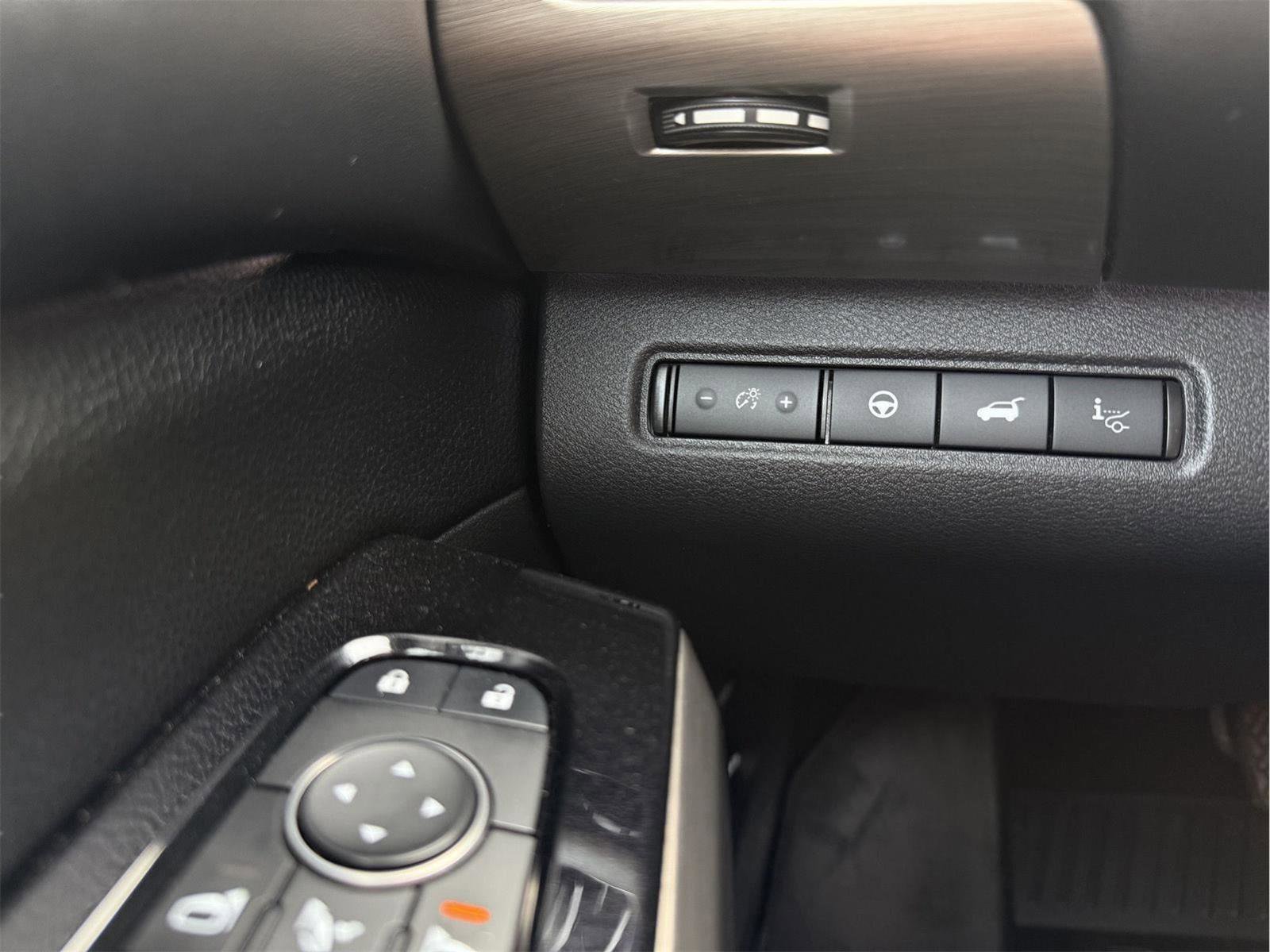 Used 2022 Nissan Pathfinder Platinum w/ Cargo Package AWD/4WD image 15