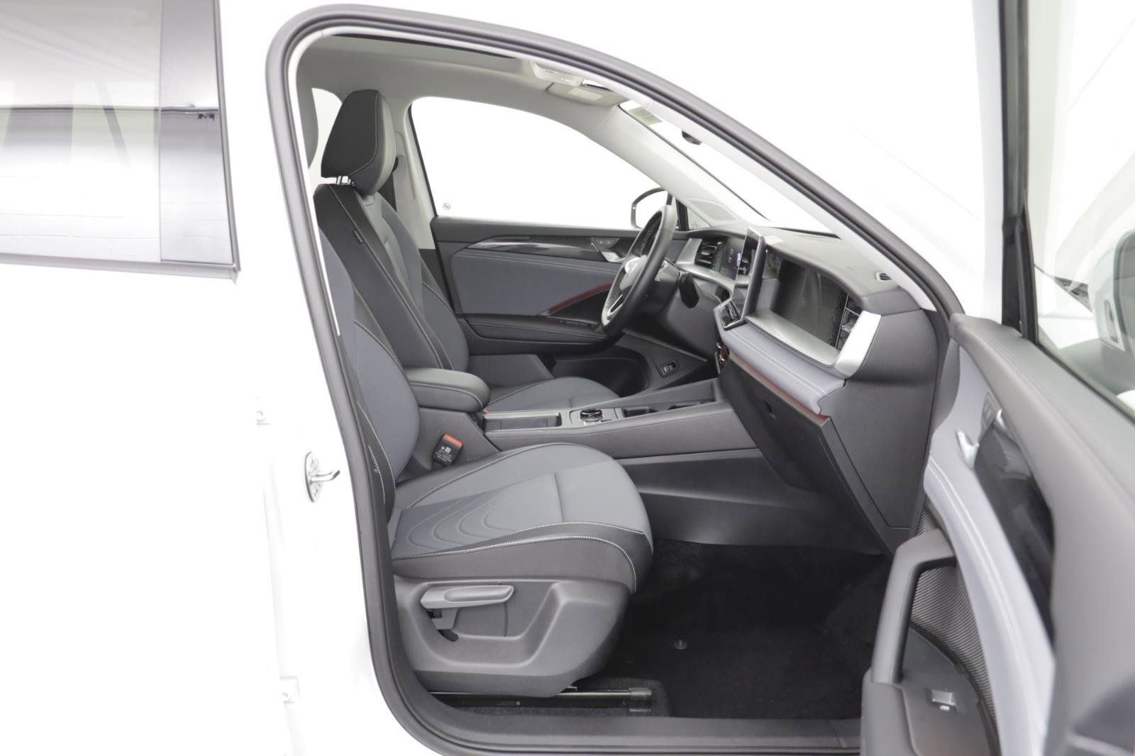 Used 2025 Volkswagen Tiguan SE w/ Panoramic Sunroof Package image 18