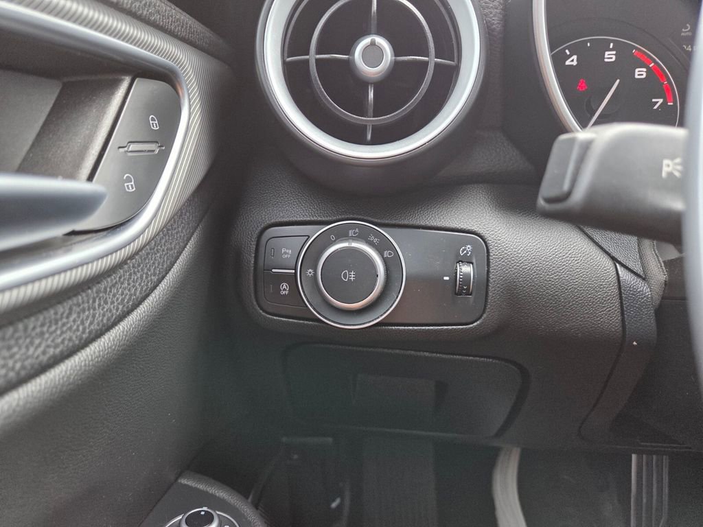 Used 2023 Alfa Romeo Giulia Veloce image 31