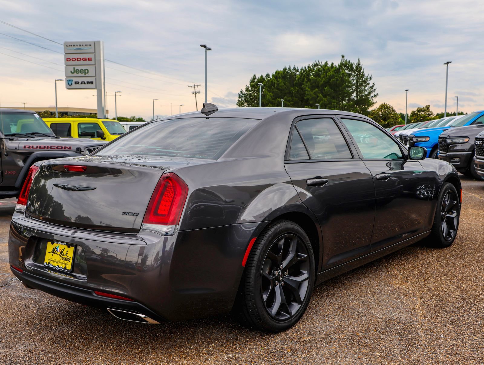 Used 2021 Chrysler 300 Touring w/ Sport Appearance Package RWD image 8