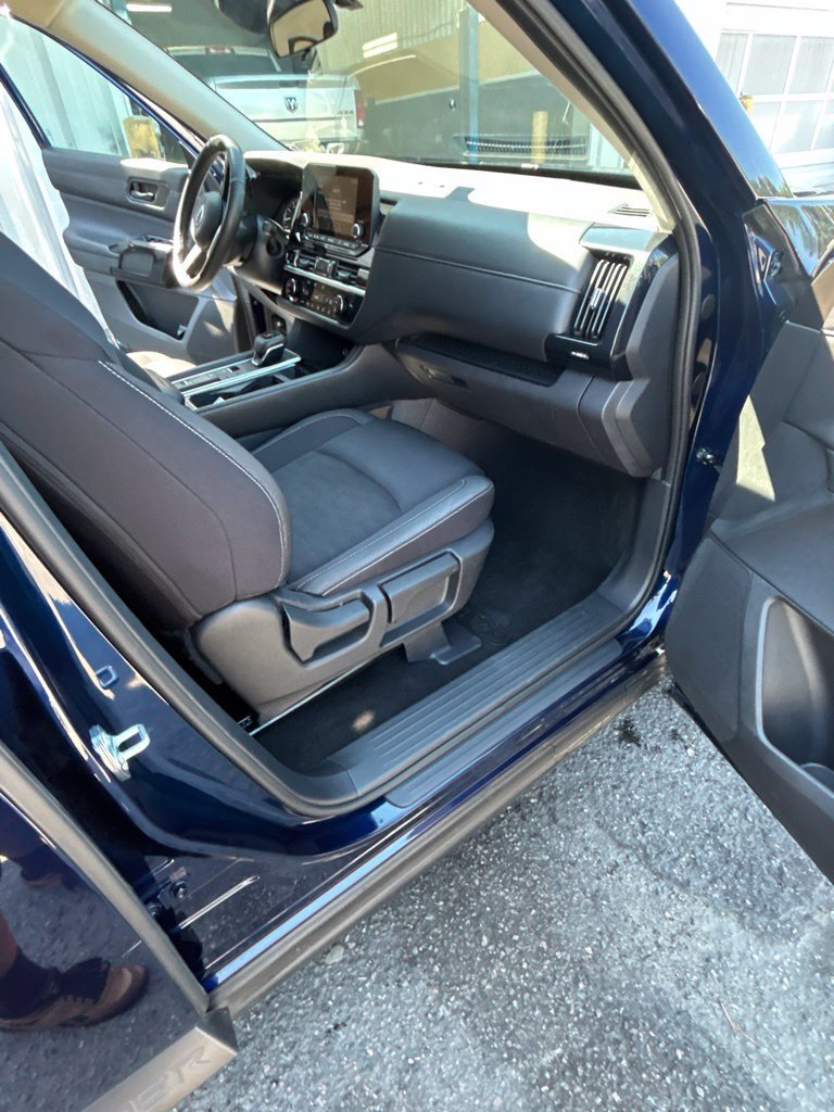 Used 2025 Nissan Pathfinder SV FWD image 15