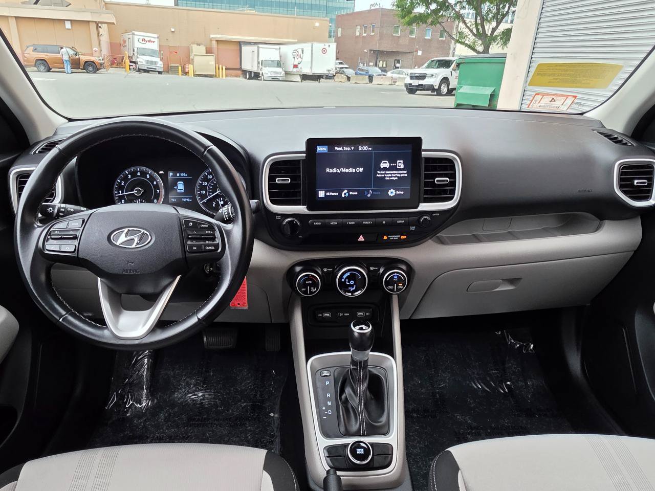Used 2022 Hyundai Venue SEL FWD image 16