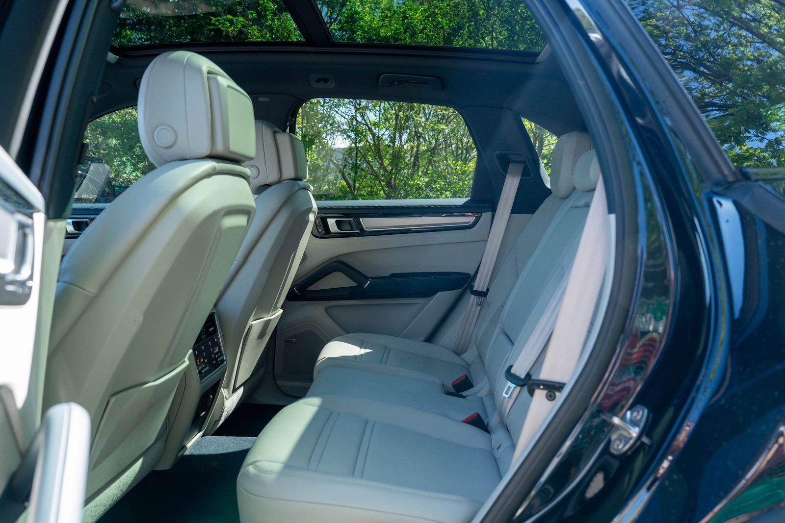 Certified 2023 Porsche Cayenne Platinum Edition image 33