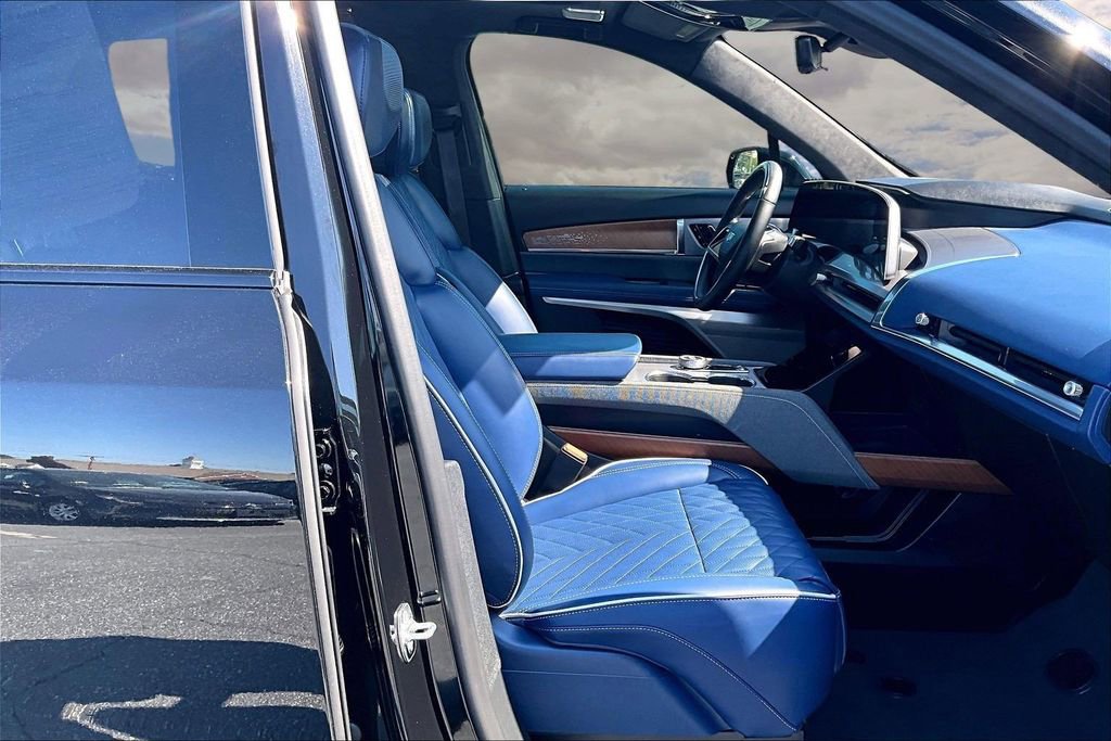 Certified 2026 Cadillac Vistiq Premium Luxury image 28