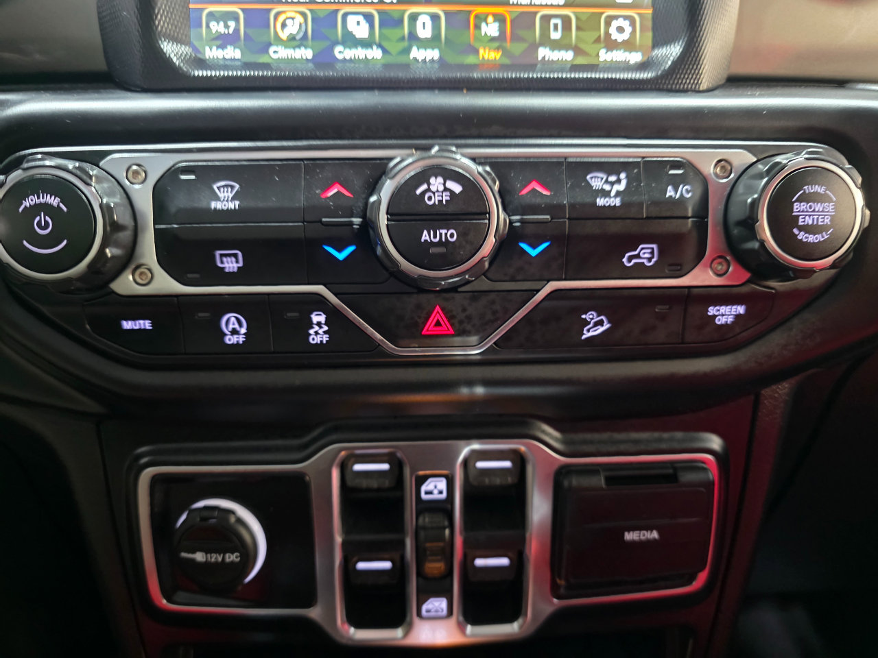 Used 2020 Jeep Wrangler Unlimited Sahara w/ Uconnect 4C Nav & Sound Group image 33