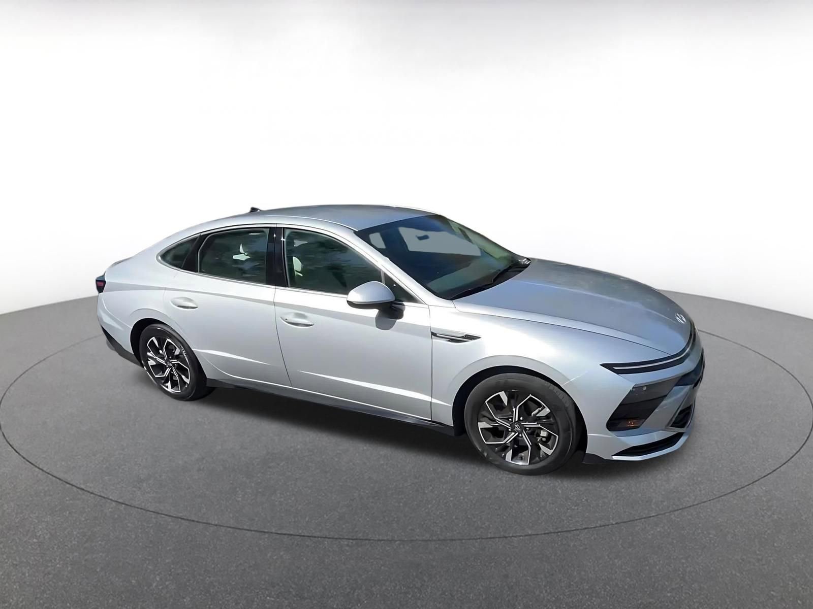 Used 2025 Hyundai Sonata SEL FWD image 2