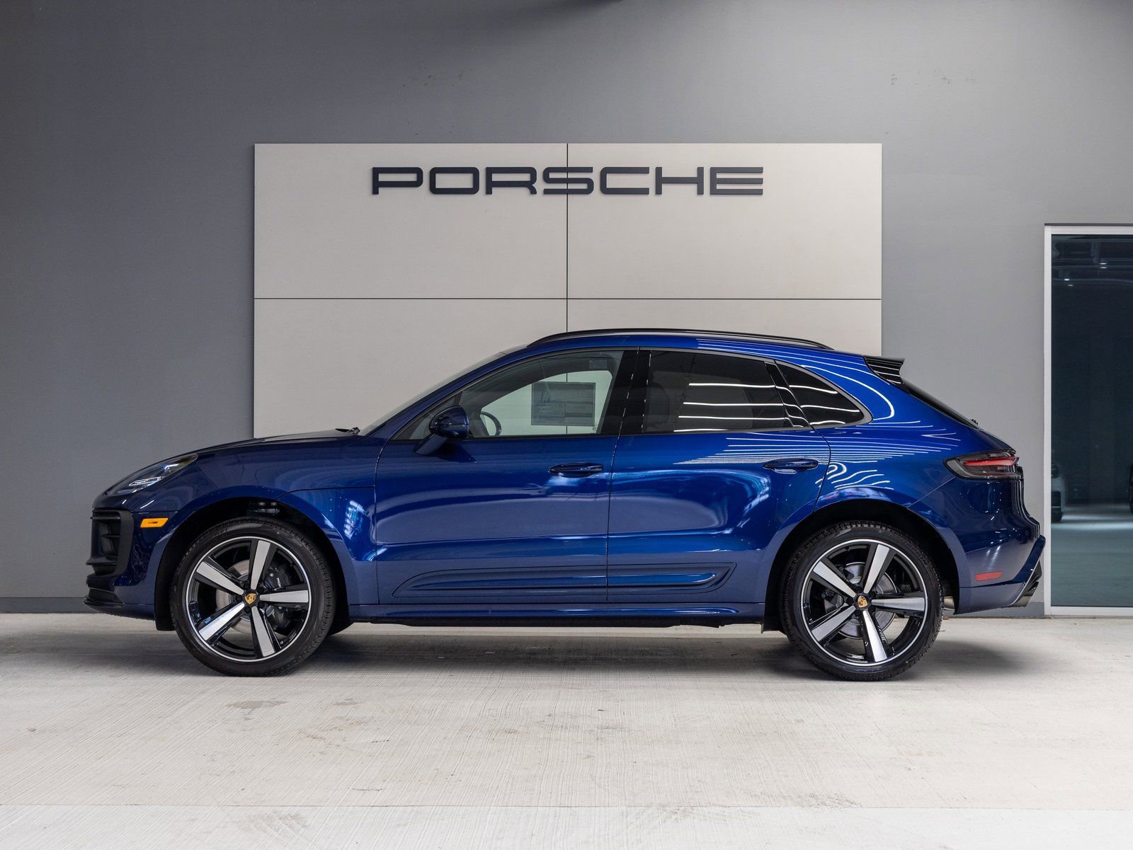 Certified 2025 Porsche Macan AWD/4WD image 2