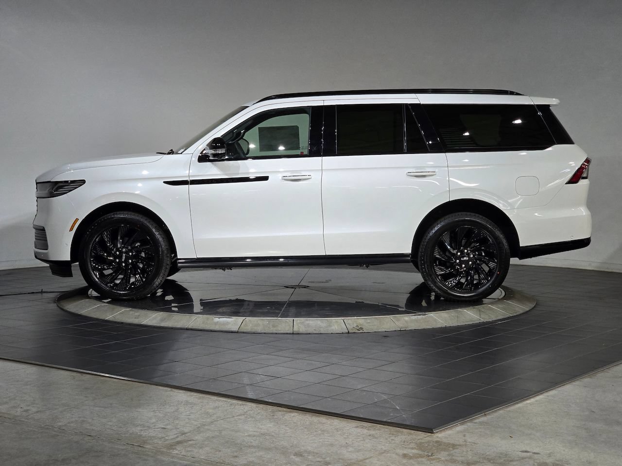 New 2025 Lincoln Navigator Reserve w/ Jet Appearance Package AWD/4WD image 5