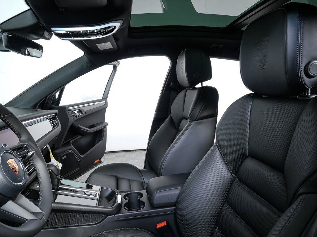 Certified 2026 Porsche Macan AWD/4WD image 5