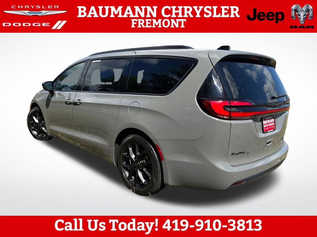 Used 2025 Chrysler Pacifica Limited FWD image 4